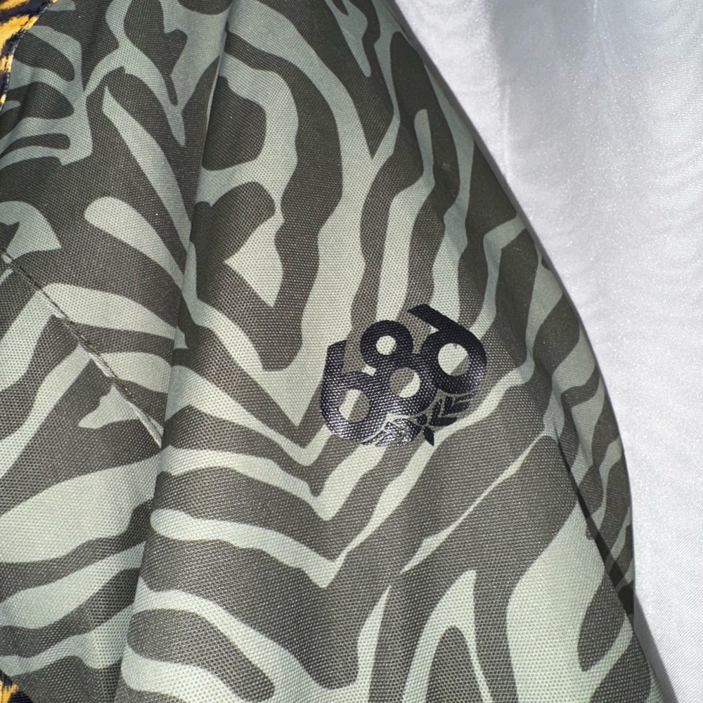 686 ski jacketJacket - Picture 3 of 5